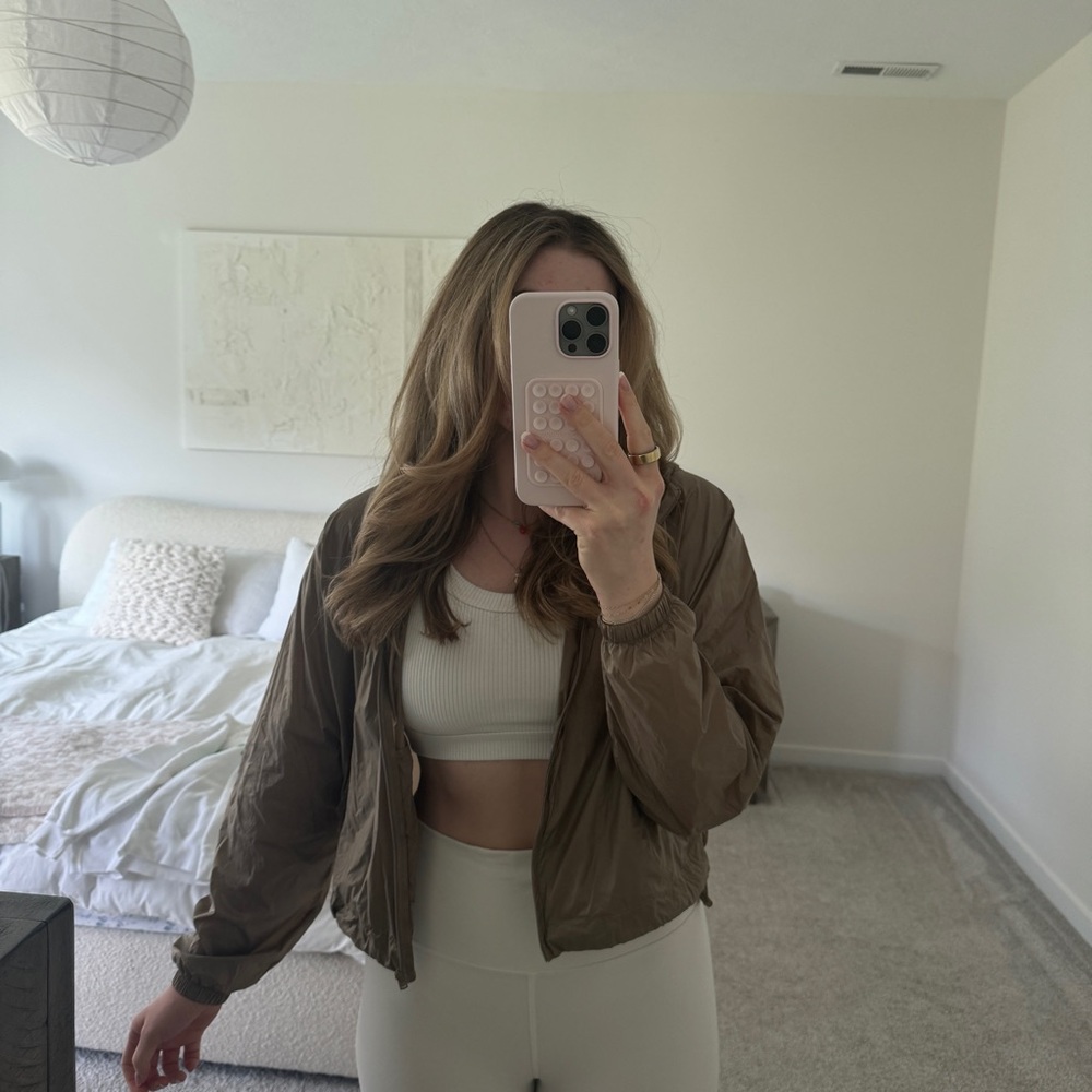 Alo Yoga Windbreaker/Sprinter Jacket in Gravel
